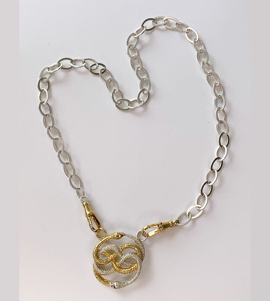 COLLAR FR-4012- CADENA INGLESA DOBLE ENGANCHE COLGANTE SERPIENTE CELTA PLATA ENCHAPADA EN ORO