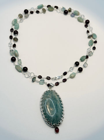 COLLAR FR 6011- MEDALLON AMAZONITA- GRANATE- FLUORITA