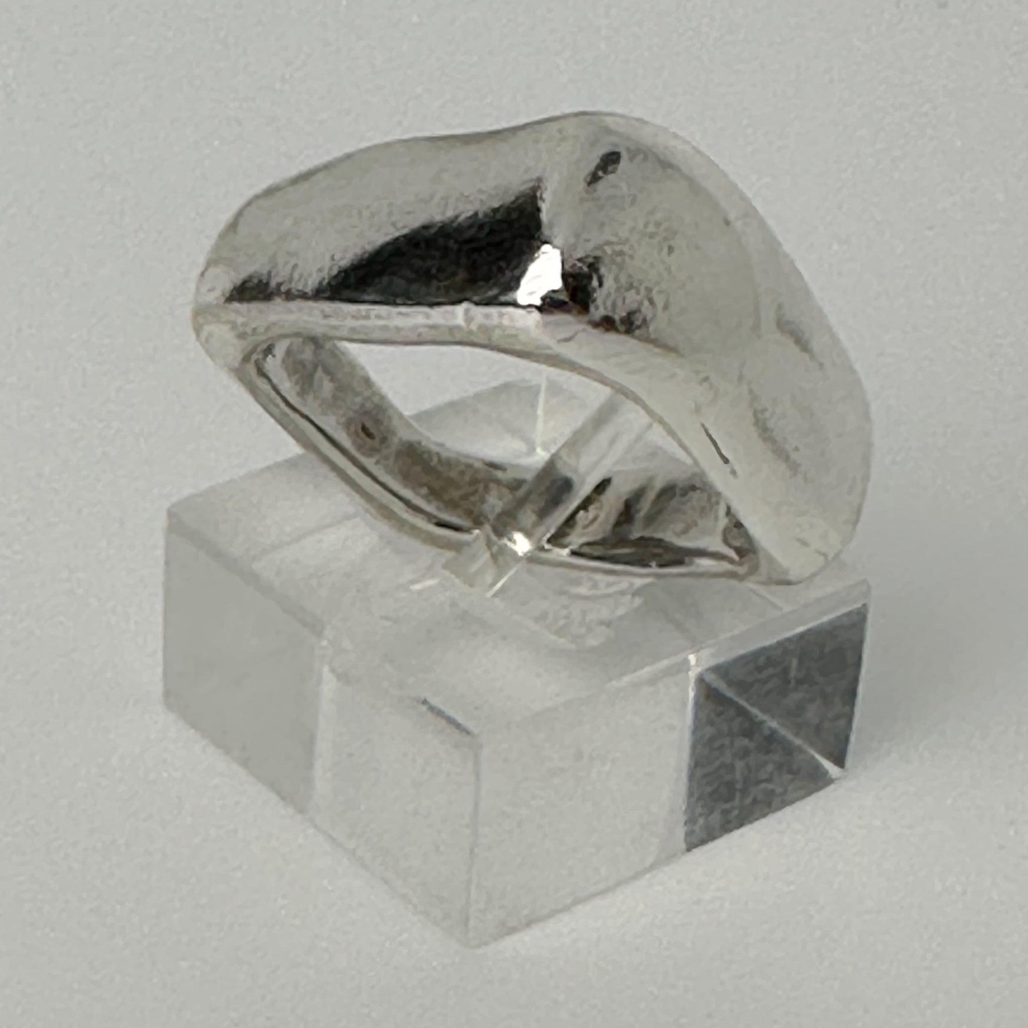 FR0047- ANILLO DE PLATA IRREGULAR CUADRADO