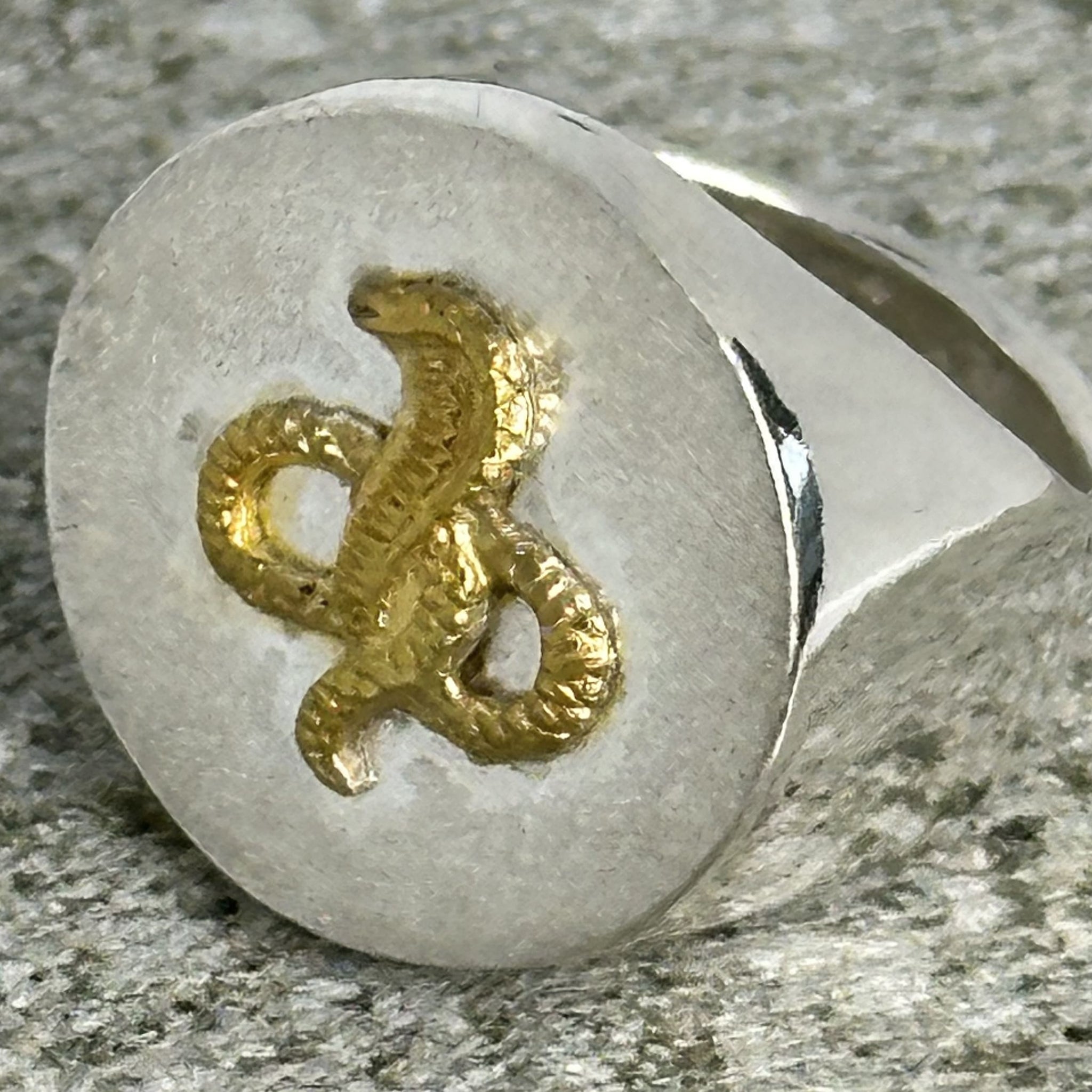 FR 0054- ANILLO PLATA SELLO CON SERPIENTE ENCHAPADA ORO