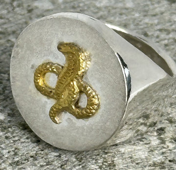 FR 0054- ANILLO PLATA SELLO CON SERPIENTE ENCHAPADA ORO