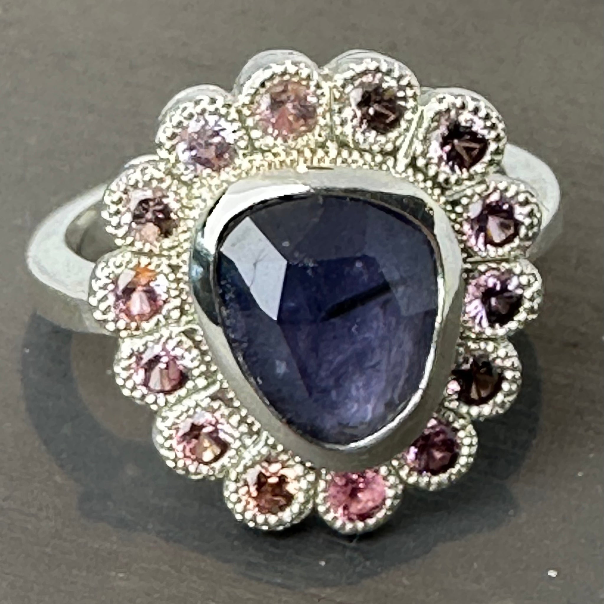 ANILLO- FR 0059- TANZANITA RODEADA DE TURMALINAS EN PLATA
