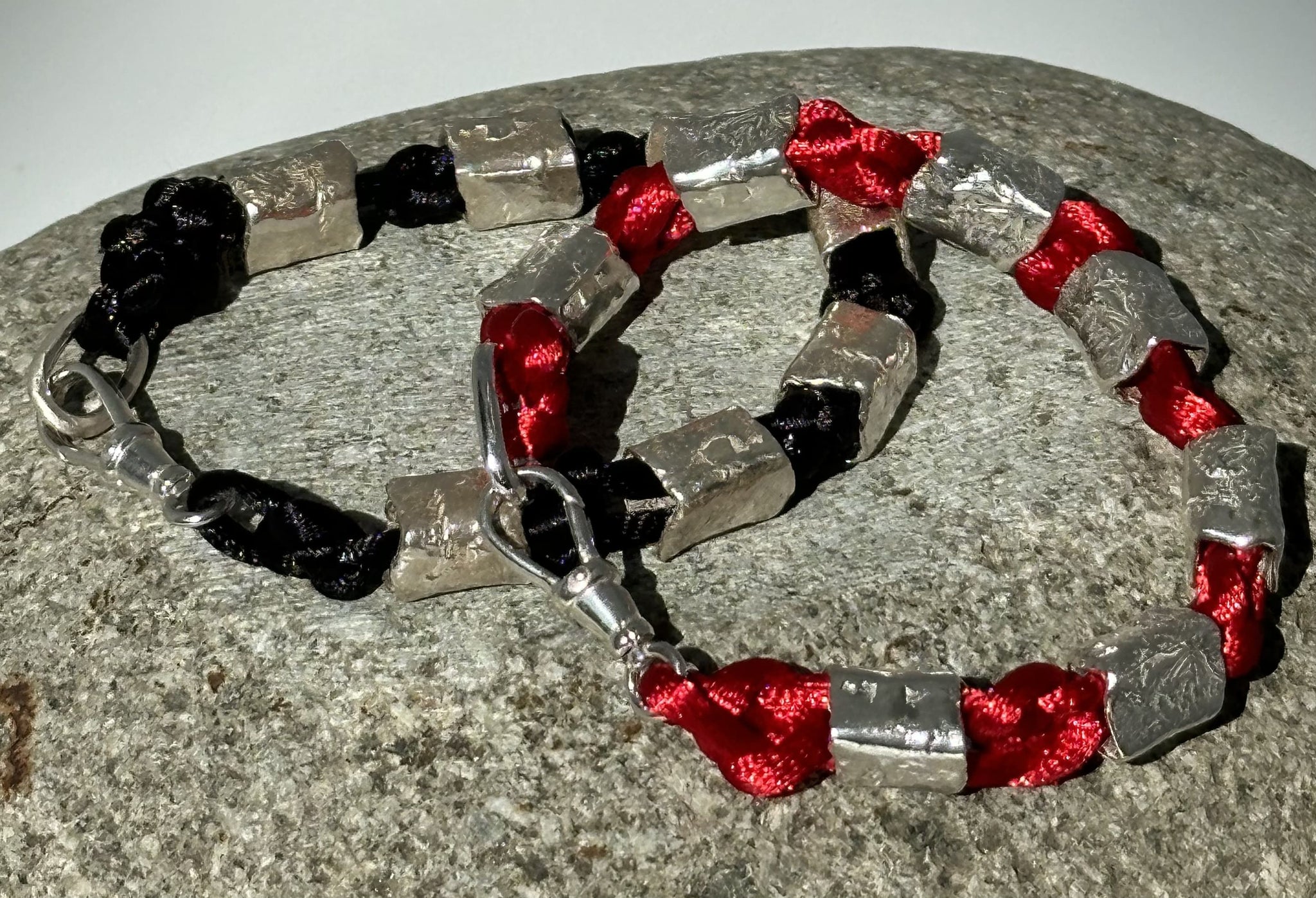 FR 2022- PULSERA MACRAME SEDA Y MOSTACILLAS PLATA