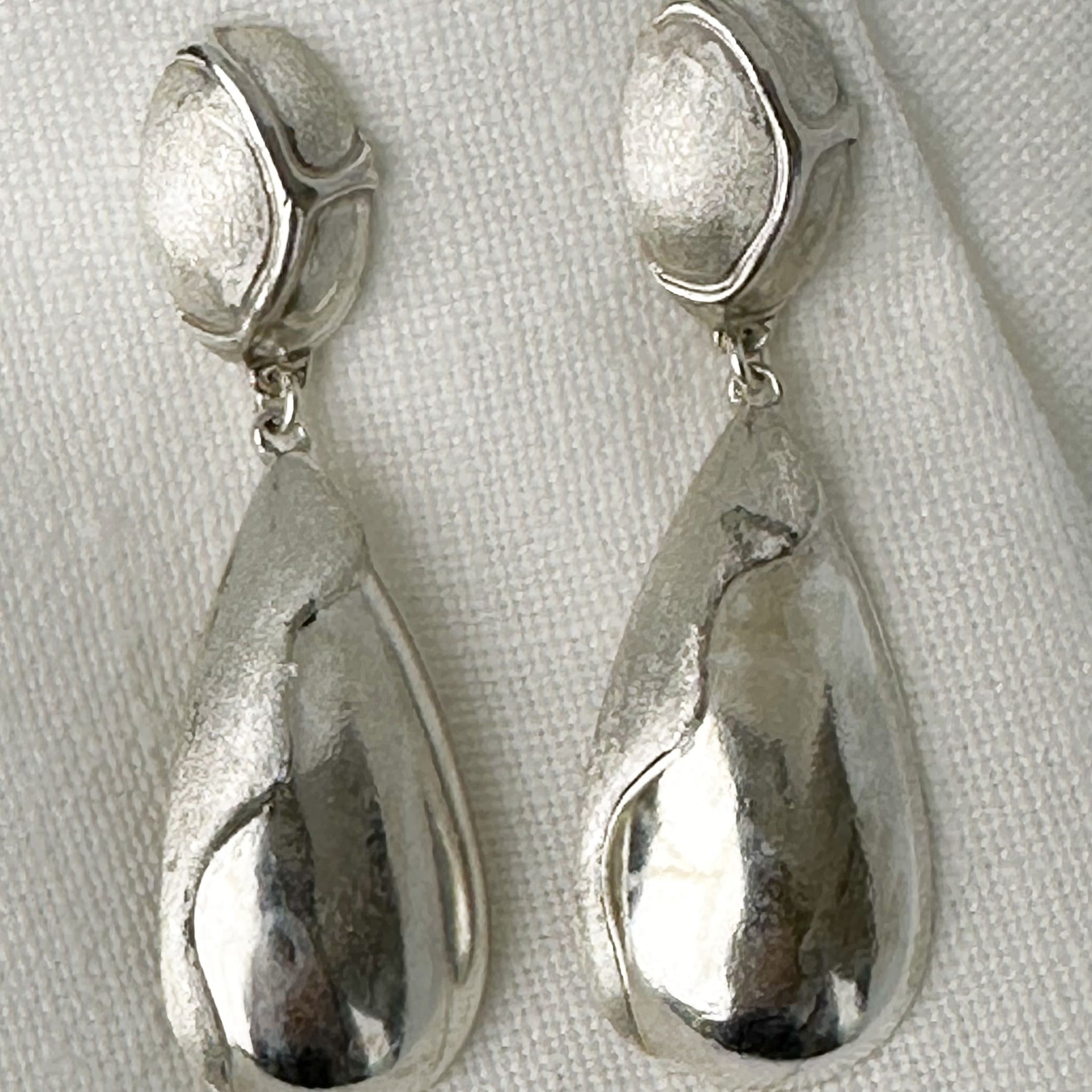 FR3056- AROS PLATA LARGOS EN FORMA DE GOTA TEXTURADOS