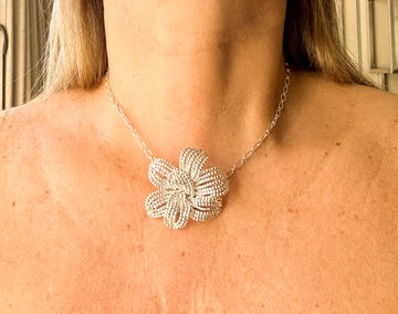 FR4082- COLLAR FLOR DE MOSTACILLAS PLATA HECHO A MANO