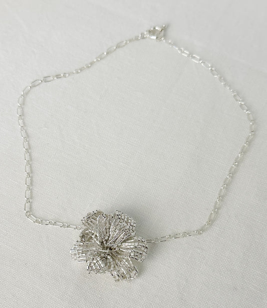 FR4082- COLLAR FLOR DE MOSTACILLAS PLATA HECHO A MANO