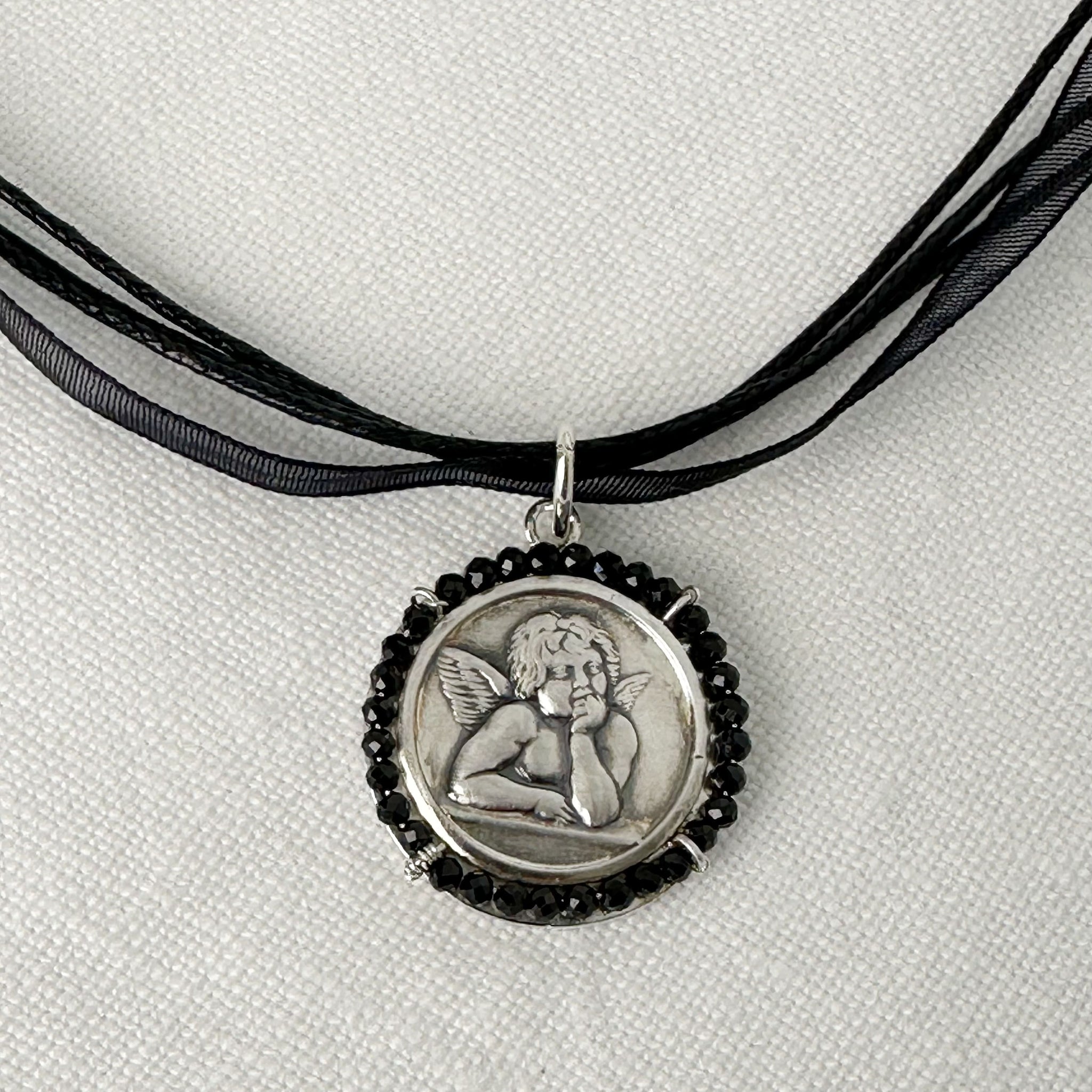FR-4086:  MEDALLA PLATA RODEADA PIEDRAS CINTA ORGANZA- TAMAÑO G