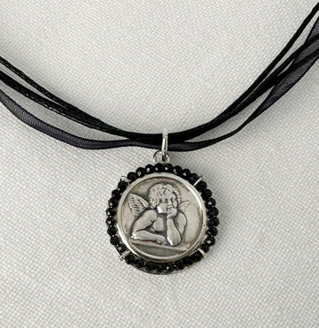 FR-4086:  MEDALLA PLATA RODEADA PIEDRAS CINTA ORGANZA- TAMAÑO G