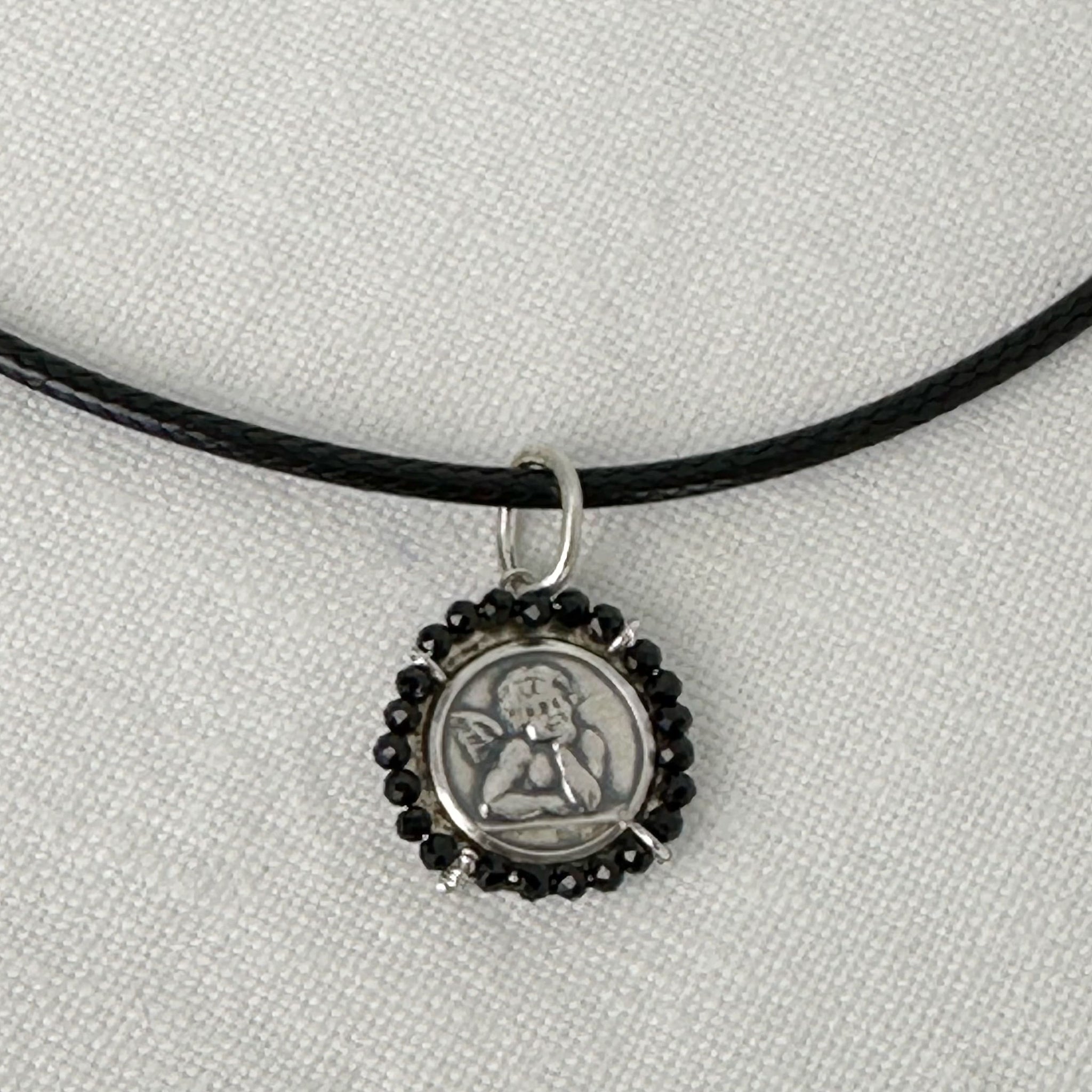 FR-4087: COLLAR MEDALLA PLATA RODEADA PIEDRITAS - CORDON ENCERADO- TAMAÑO S