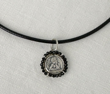 FR-4087: COLLAR MEDALLA PLATA RODEADA PIEDRITAS - CORDON ENCERADO- TAMAÑO S