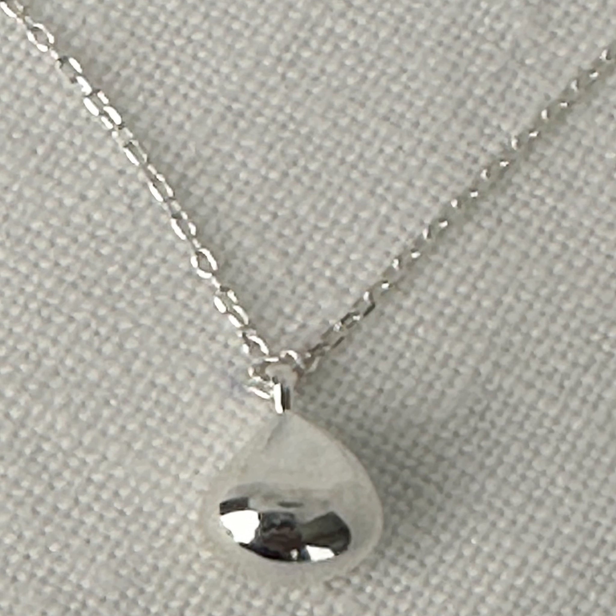 FR4091- COLLAR CADENA FINA Y GOTITA DE PLATA