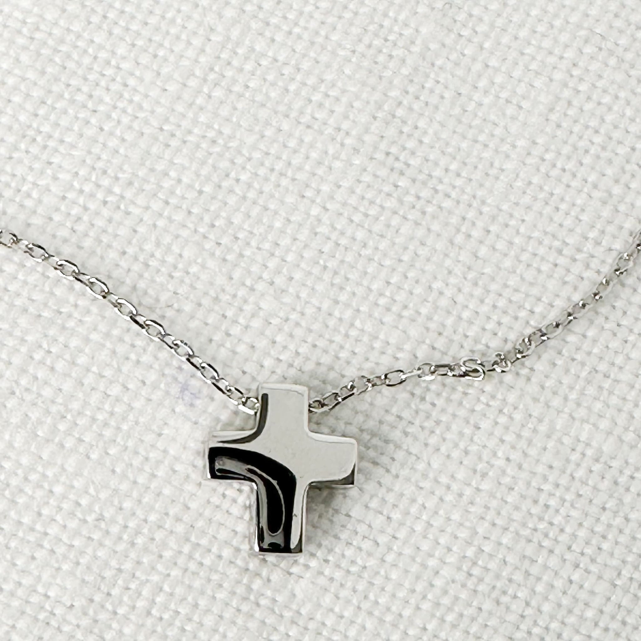 FR-4092: PEQUEÑA CRUZ DE PLATA FORMA ESCULTORICA