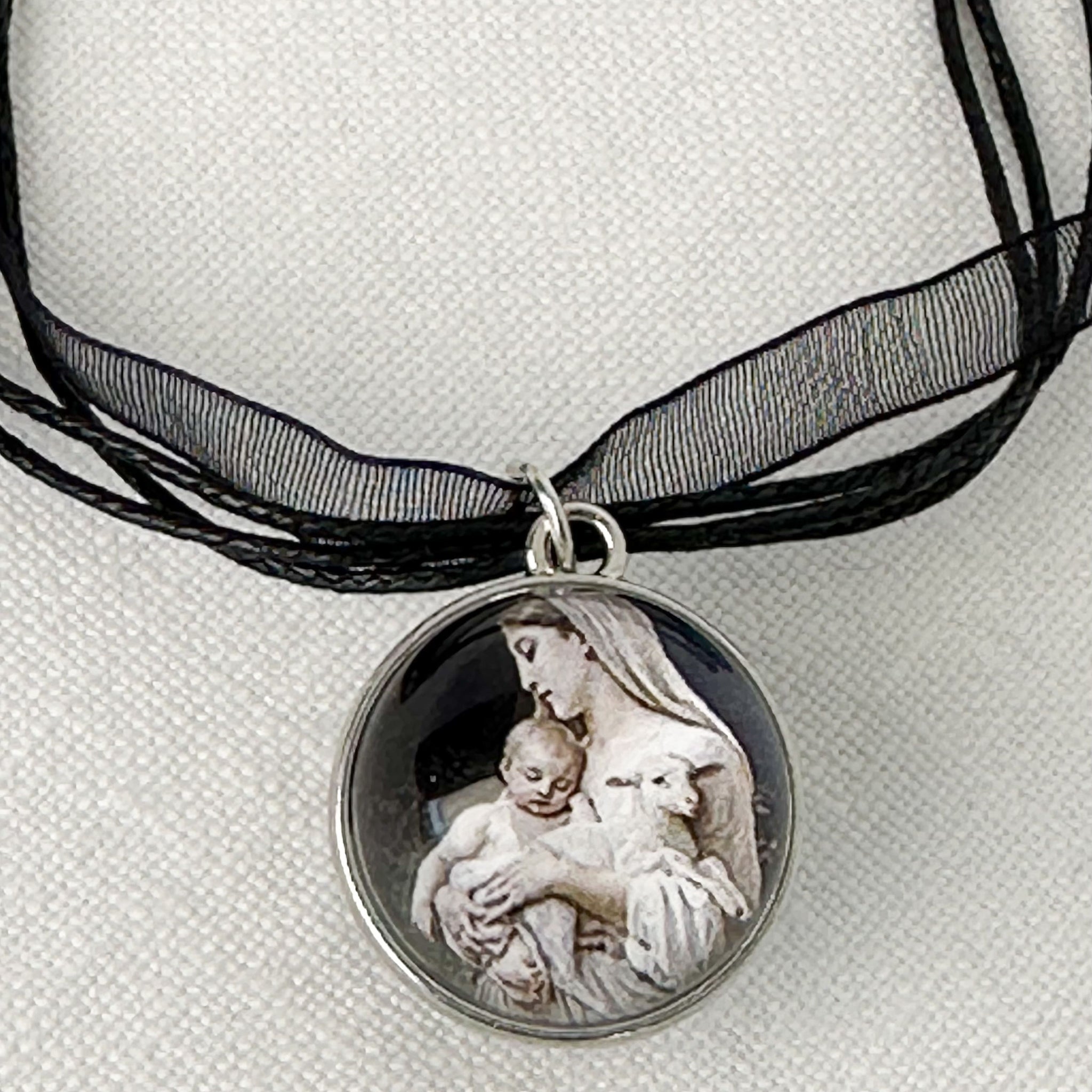 FR-4093 A: COLLAR BOLITA CRISTAL IMAGEN VIRGEN- COLLAR CINTA ORGANZA