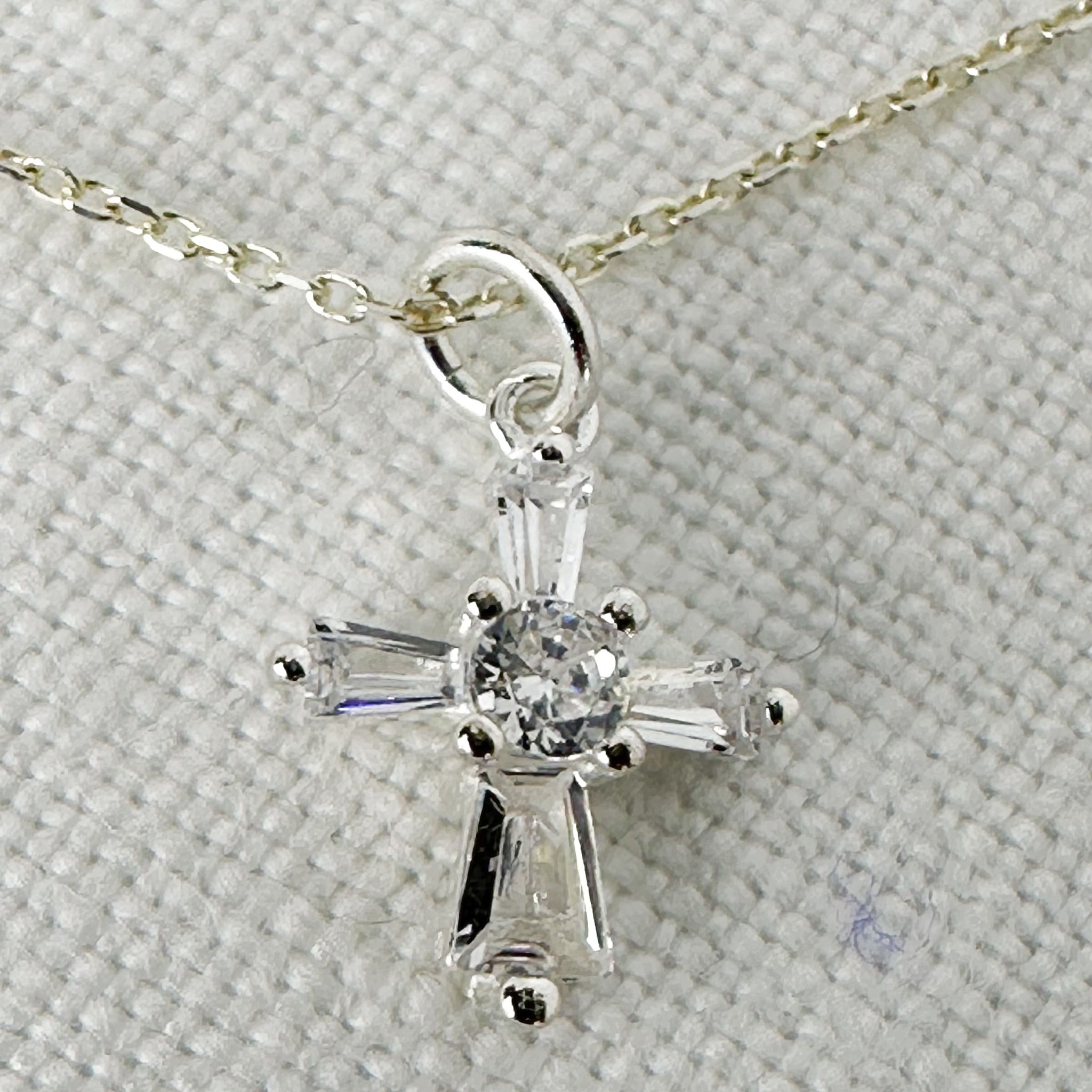 FR-4094: CRUZ DE MOISSANITAS BAGUETTE CERTIFICADAS Y PLATA.