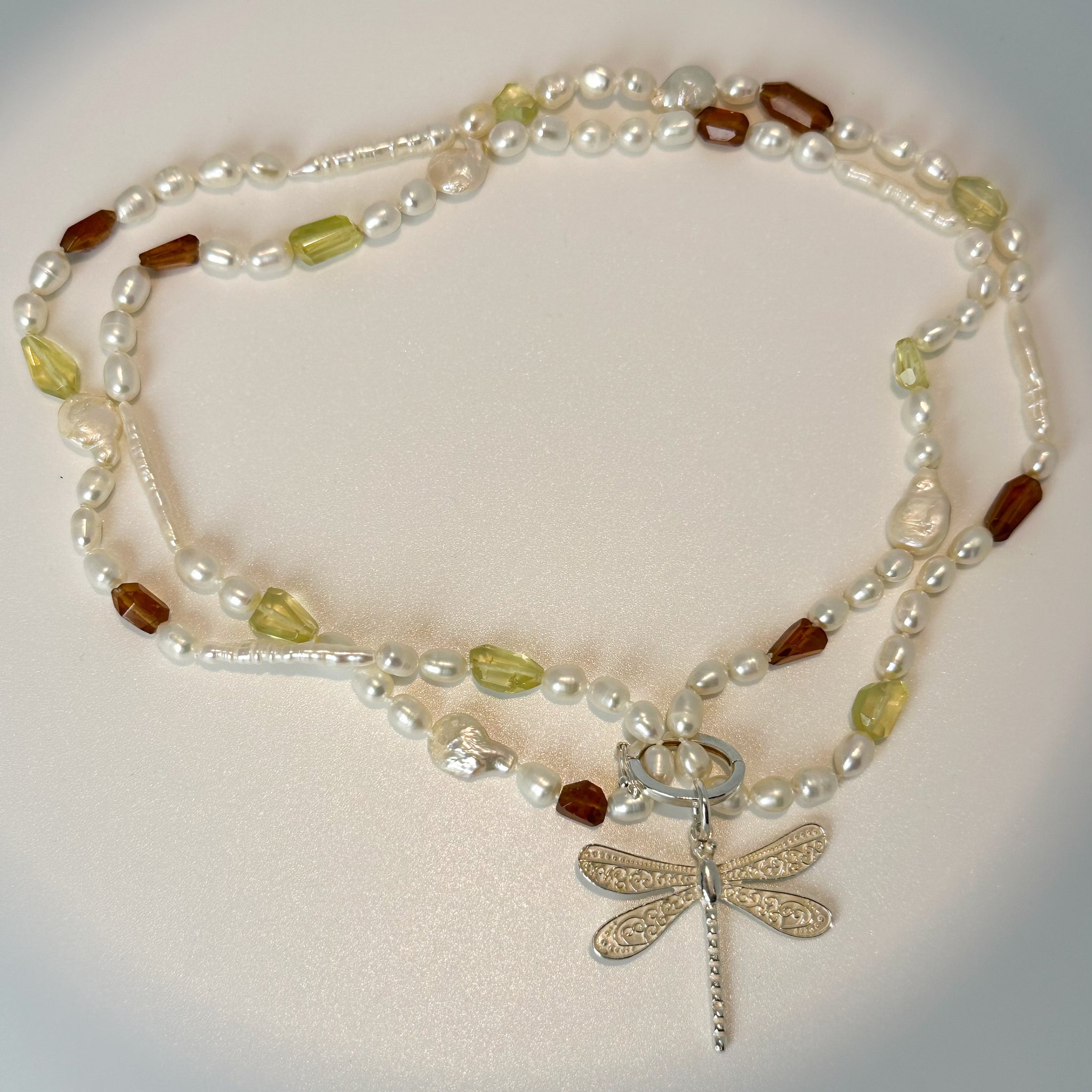 COLLAR FR 5007- COLLAR PERLAS MULTIPLES HESSONITAS Y CUARZO LIMON COLGANTE LIBELULA