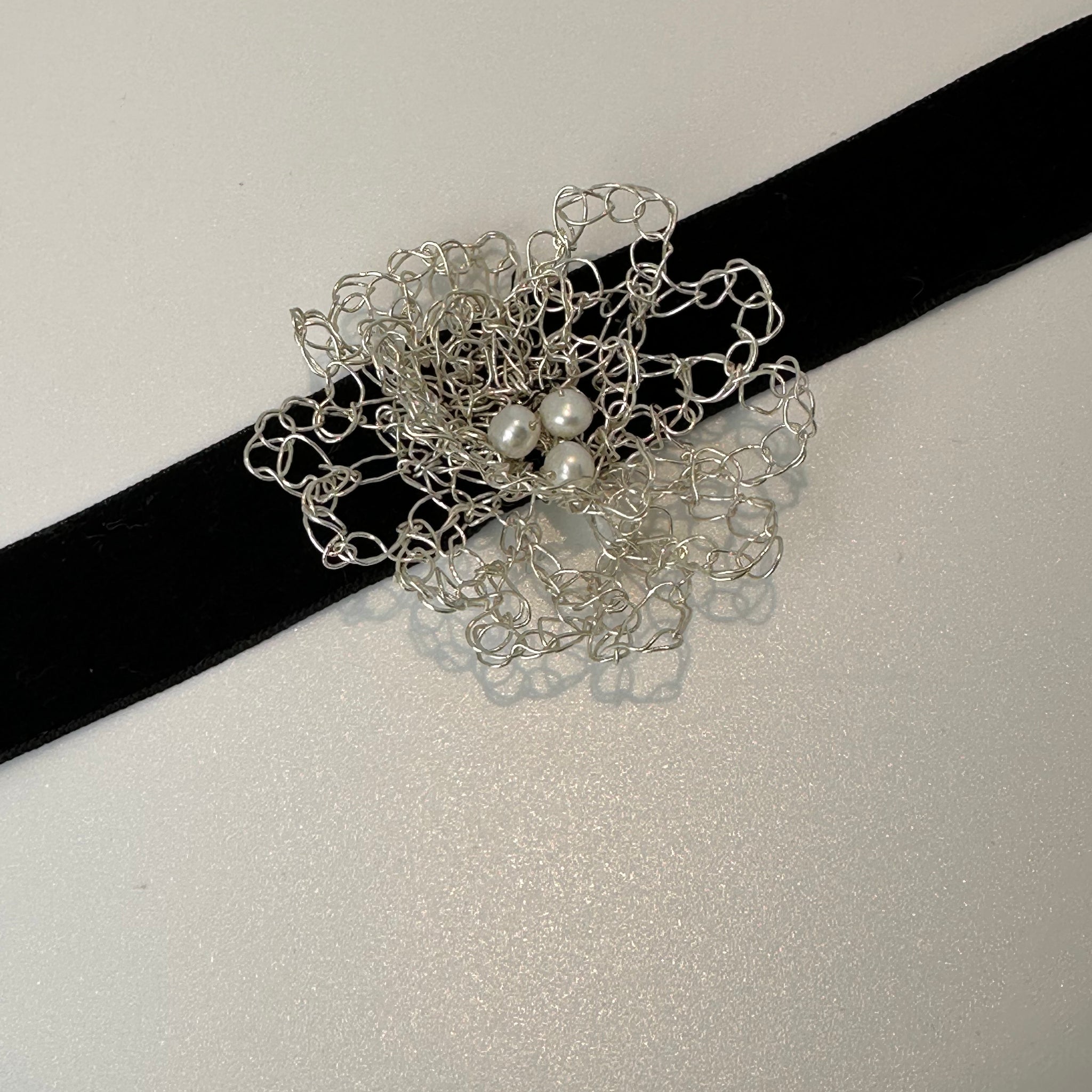 COLLAR-FR 5010- CHOKER TERCIOPELO CON FLOR DE HILO PLATA Y PERLAS