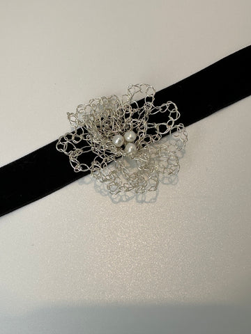 COLLAR-FR 5010- CHOKER TERCIOPELO CON FLOR DE HILO PLATA Y PERLAS