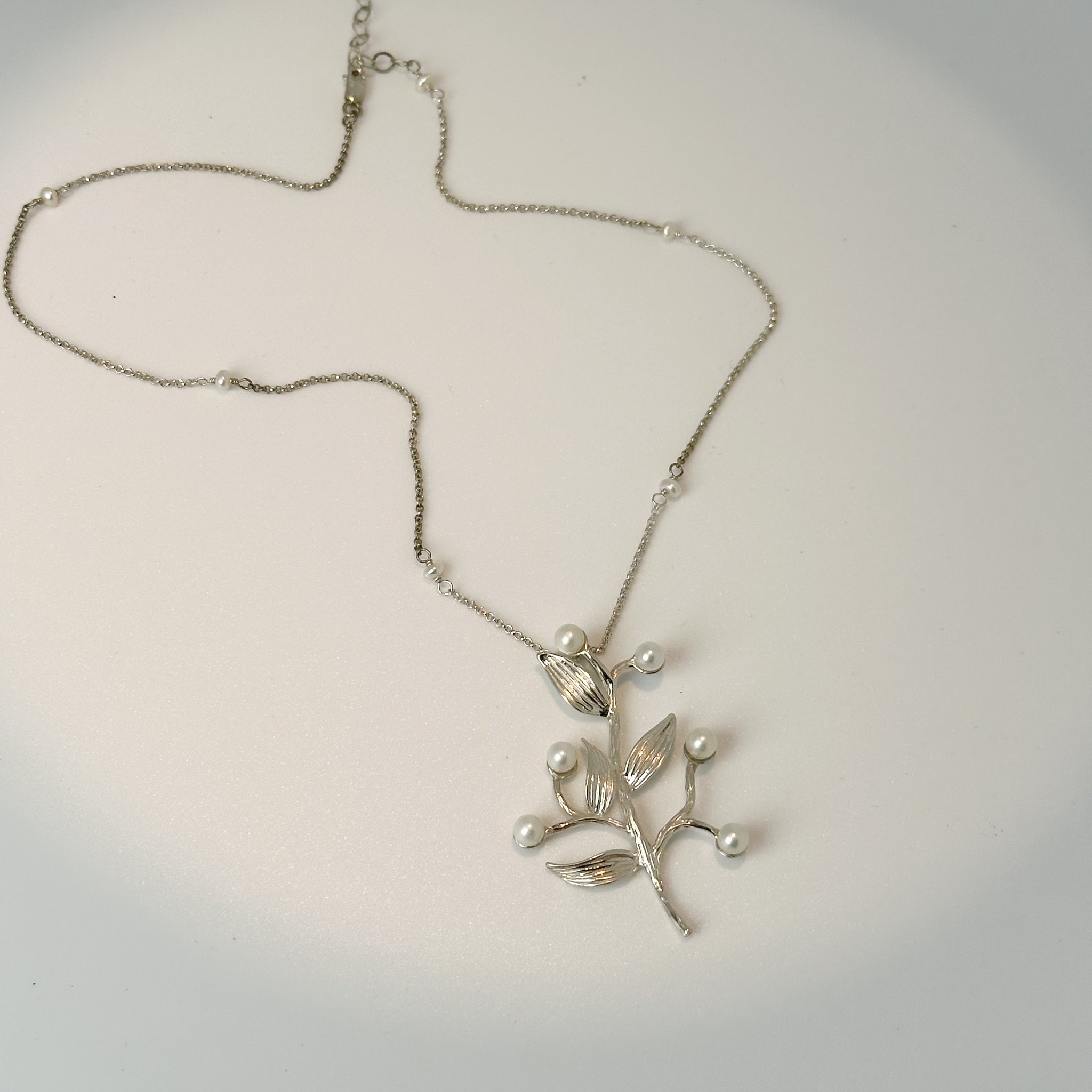 COLLAR- FR 5011- COLLAR CADENA PLATA Y PERLITAS COLGANTE RAMA PERLAS