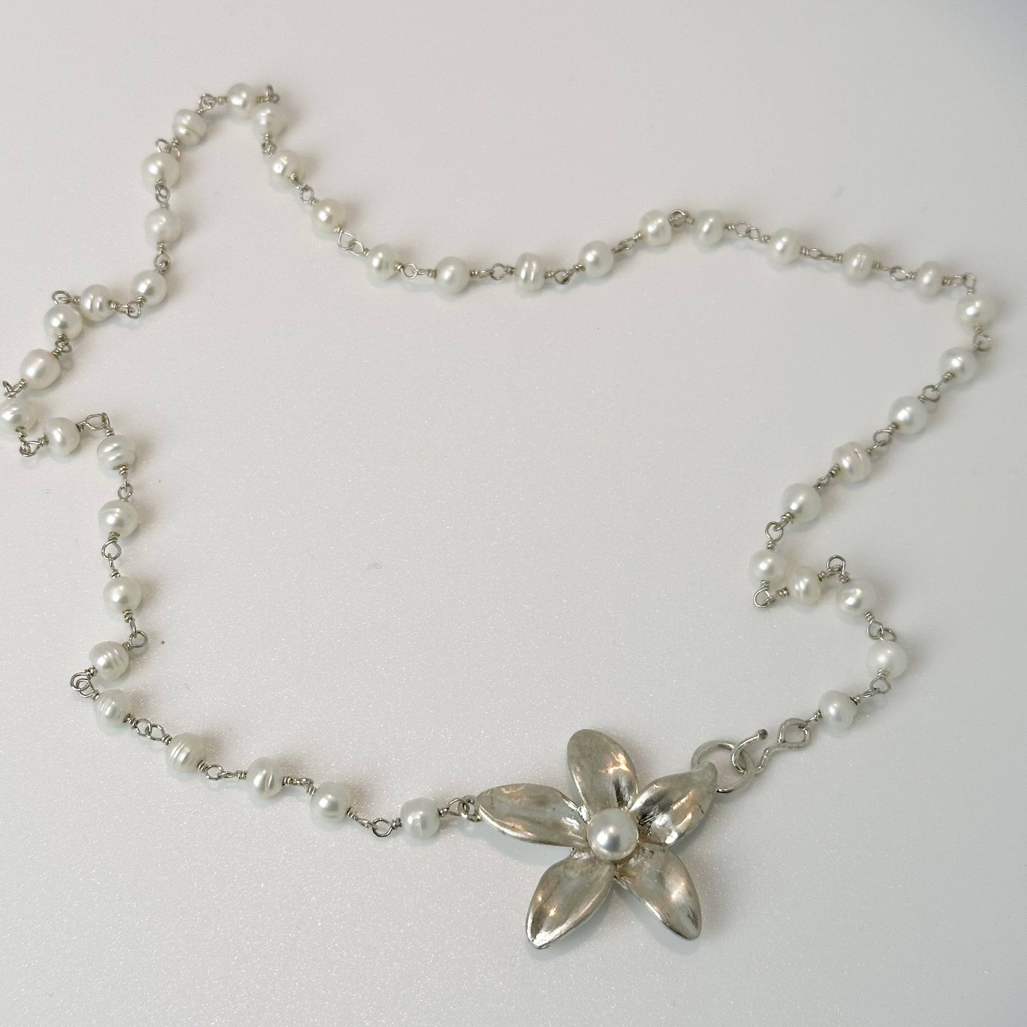 COLLAR- FR5017- COLLAR PERLITAS NATURALES PLATA- BROCHE FLOR