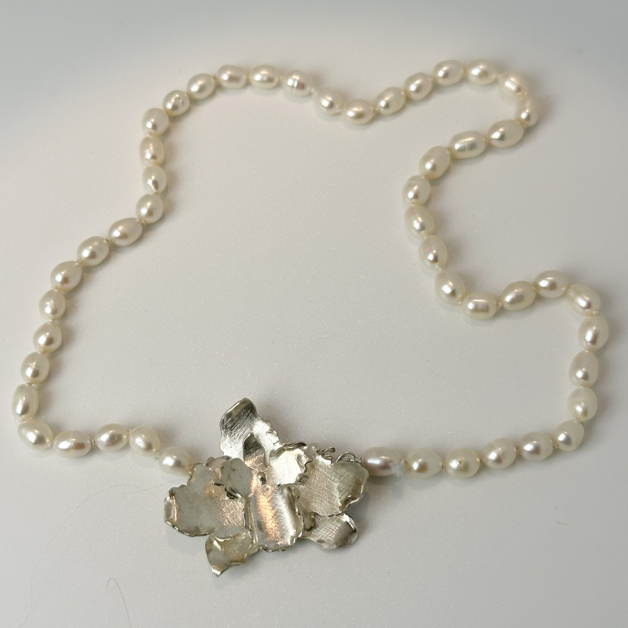 COLLAR FR 5024- COLLAR PERLAS Y BROCHE ORQUIDEA DE PLATA M