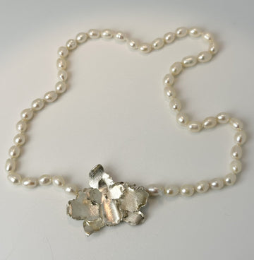 COLLAR FR 5024- COLLAR PERLAS Y BROCHE ORQUIDEA DE PLATA M
