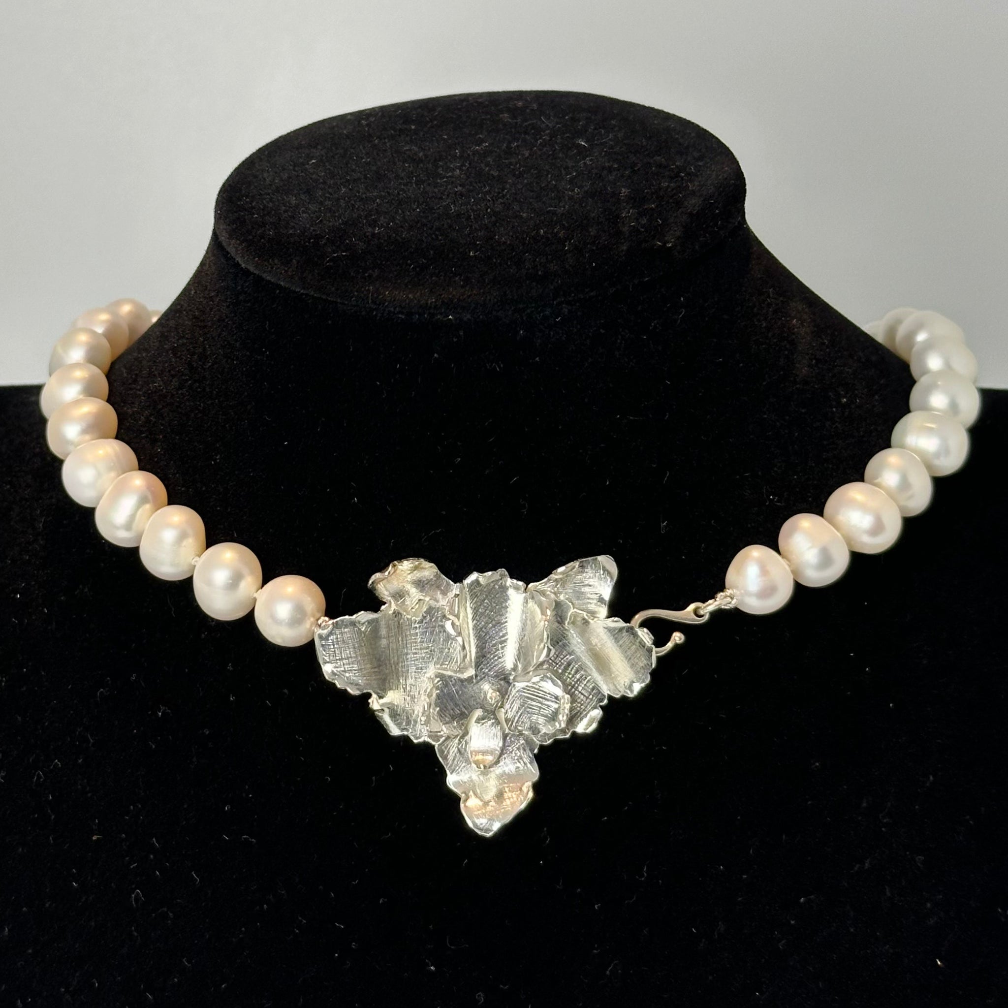 COLLAR FR 5025- COLLAR PERLAS Y GRAN BROCHE ORQUIDEA PLATA L
