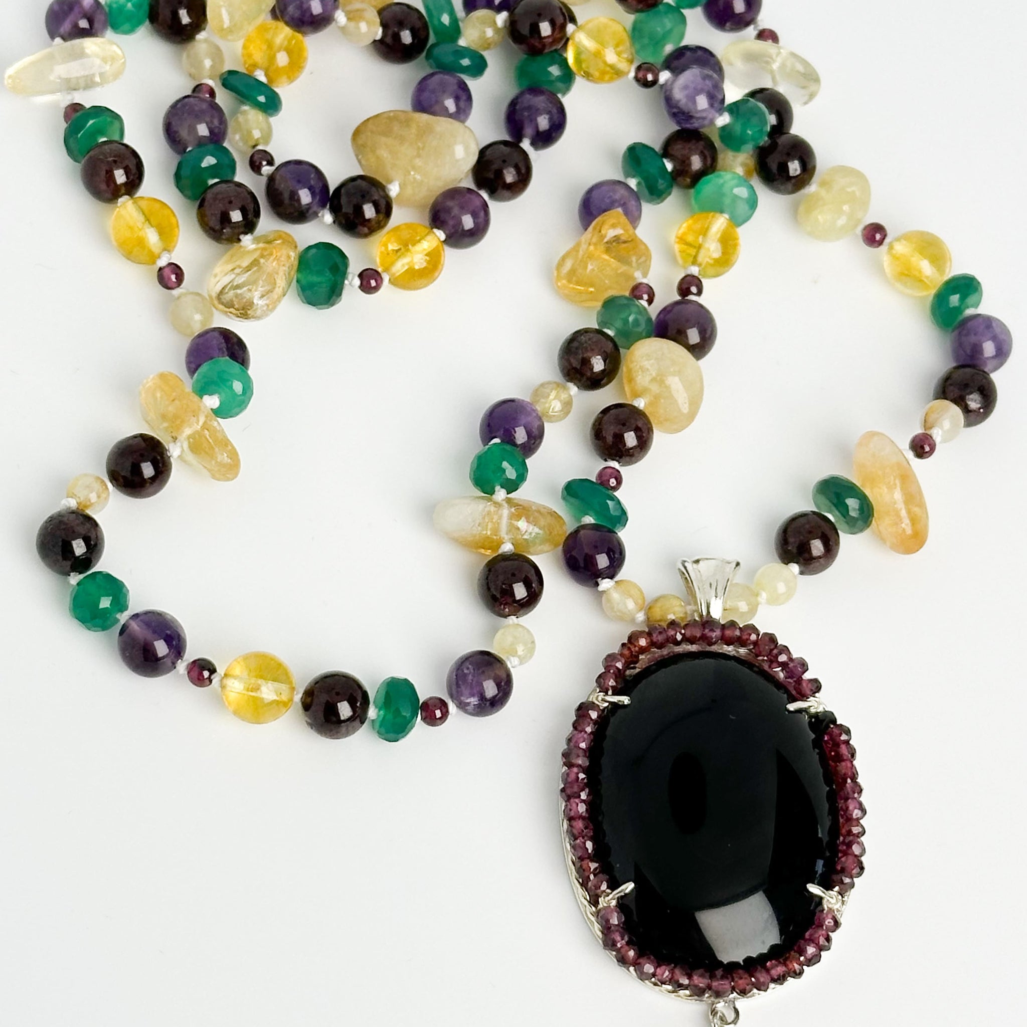 FR 6026- COLLAR PIEDRAS Y MEDALLON ONIX RODEADO GRANATES