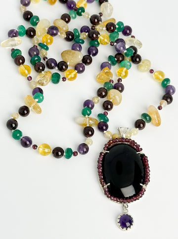 FR 6026- COLLAR PIEDRAS Y MEDALLON ONIX RODEADO GRANATES