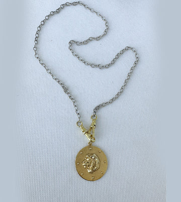COLLAR- FR 4073- CADENA ENTORCHADA PLATA ENVEJECIDA Y COLGANTE LEON ENCHAPADO EN ORO