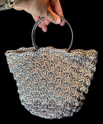 CARTERA SOFIA- TEJIDA A MANO- ASAS METAL